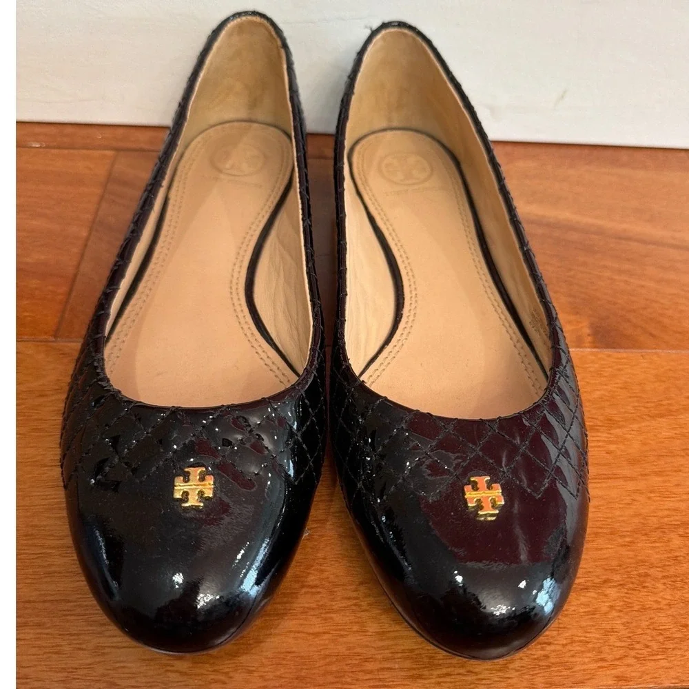 Tory Burch Ballet Flats Womens Black Quilted‎ Patent Leather Gold Logo 7.5M